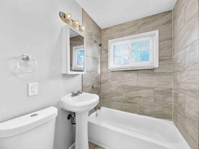 Building Photo - Spacious 4 Bed,1 Bath Home in Kansas City