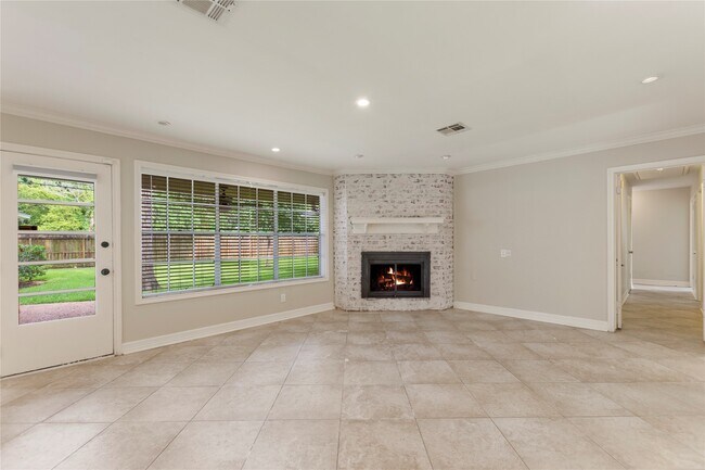 Building Photo - 402 Forest Lake Dr