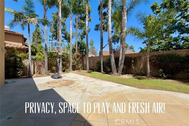 Building Photo - 2566 Pearblossom St