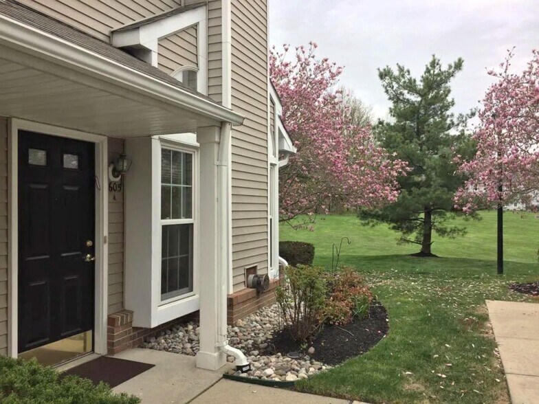 Front - 605 Saxony Dr