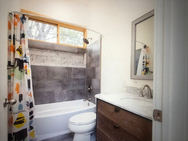 Building Photo - 540 S Cloverdale Blvd