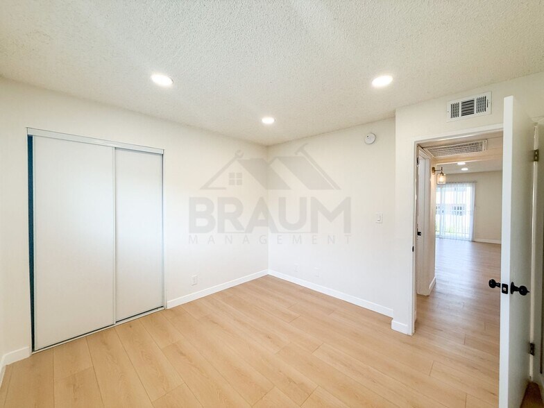 Building Photo - 14801 Delano St