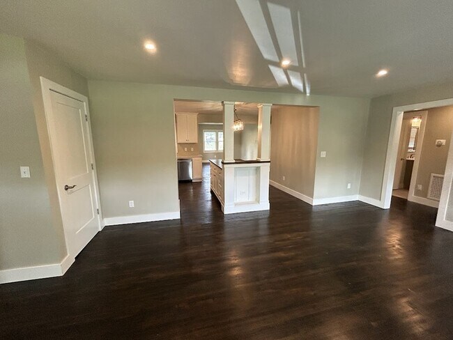 Building Photo - 1931 Stevens Dr NE