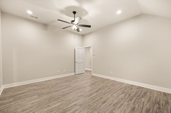 Building Photo - Gorgeous 4 bedroom