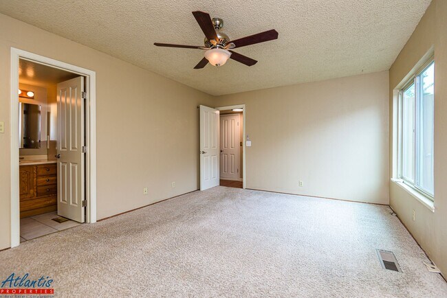 Building Photo - Lovely Home | Bonus Room | A/C | Solar Panels