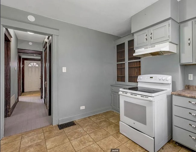 Building Photo - Spacious 5-Bed Gem with 2 Kitchens in Prime Cincinnati Location – Freshly Updated!