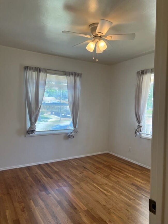 Building Photo - 2 Bedroom, 1 Bath Home with large yard in Lakewood