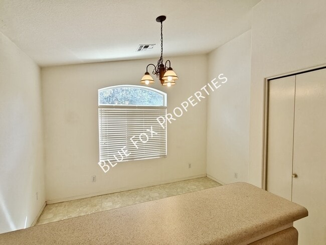 Building Photo - 7862 W Sacramento Hill Dr