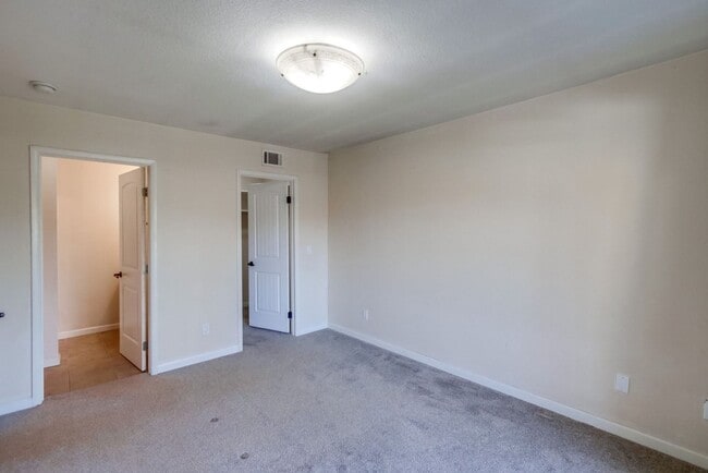 Building Photo - Beautiful 2 Story Townhouse with Prime Location!!