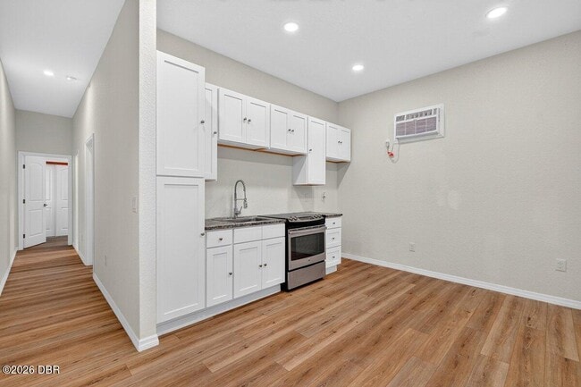 Building Photo - 205 N Wild Olive Ave