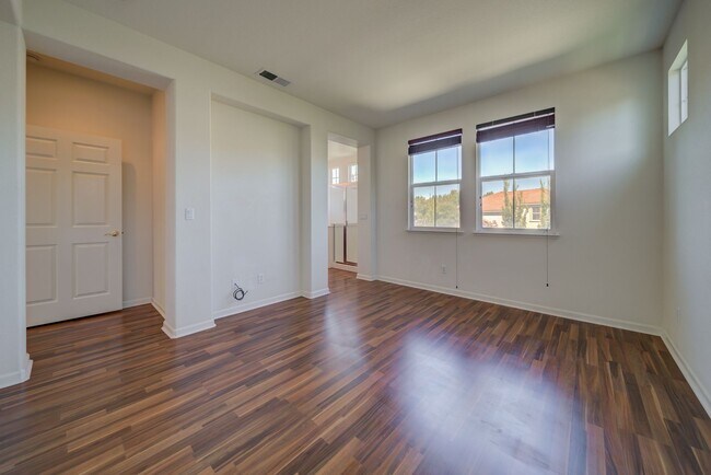 Building Photo - Beautiful 3 Bed/2.5 Bath 2- Story Home