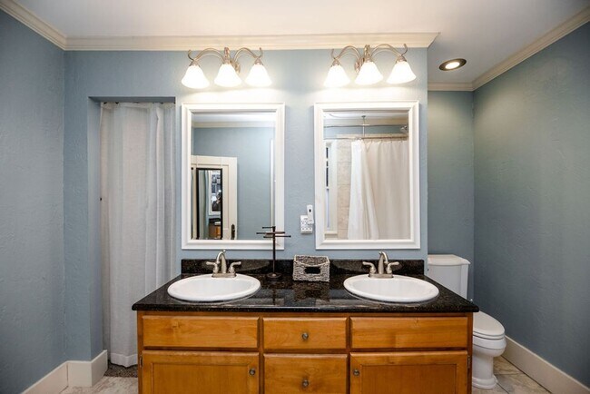 Building Photo - 2 Bedroom + Office, 3 Bath in Old Town Fort Collins