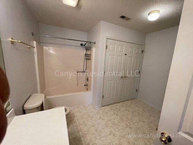 Building Photo - Beautiful 3b2b, ready to move in!