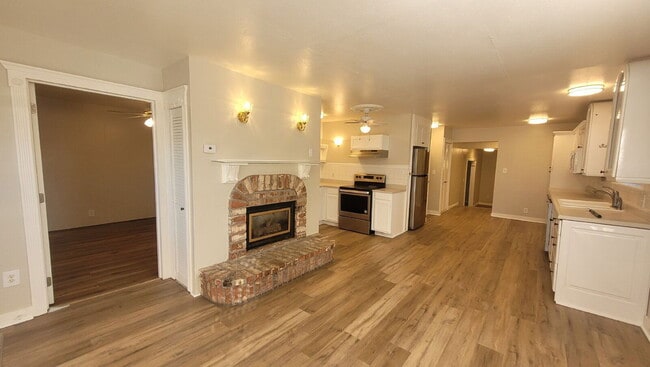 Building Photo - 643 NE Channon Ave