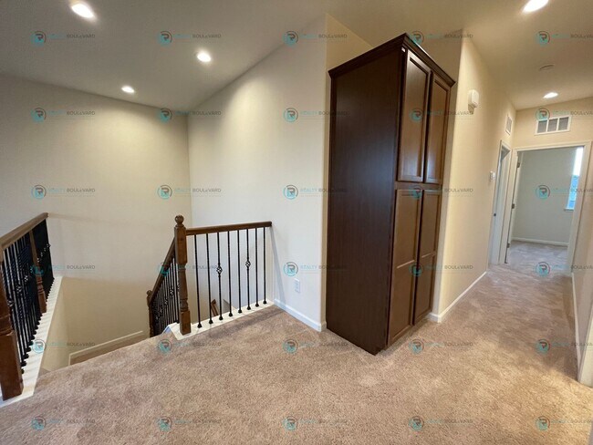 Building Photo - 3-Bedroom 2.5 Bathroom 2 car garage Condo in Carson City