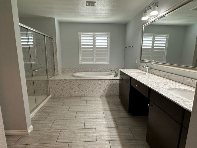 Building Photo - Beautiful Home in the Paseos of Summerlin!