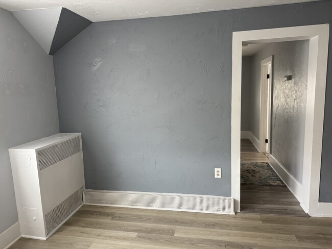 Building Photo - 6th/Grant upper