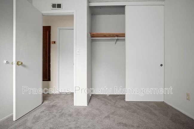 Building Photo - 1696 Shooting Star Ct