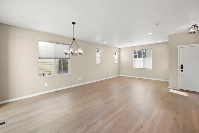 Building Photo - Beautiful like NEW 3 bedroom from Classic ...