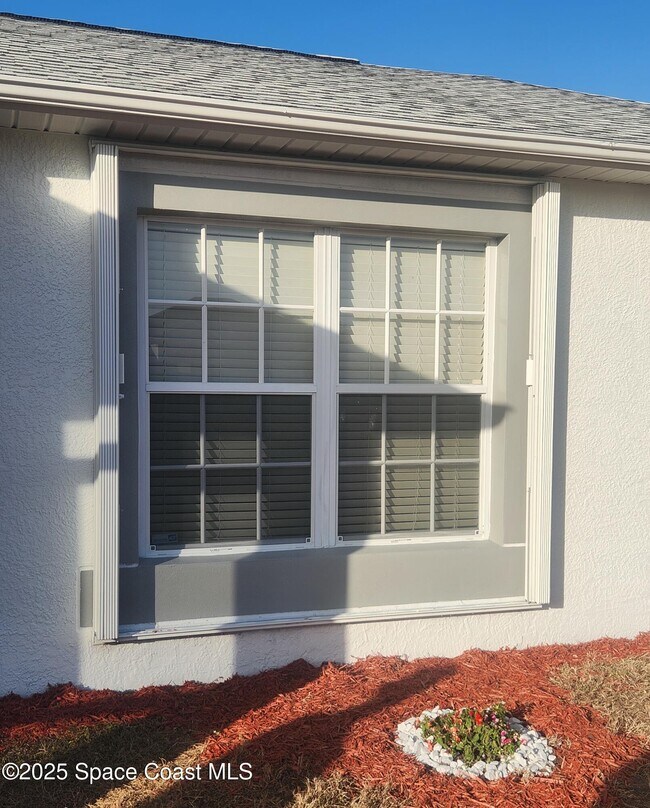 Building Photo - 2113 Greyfield St NE