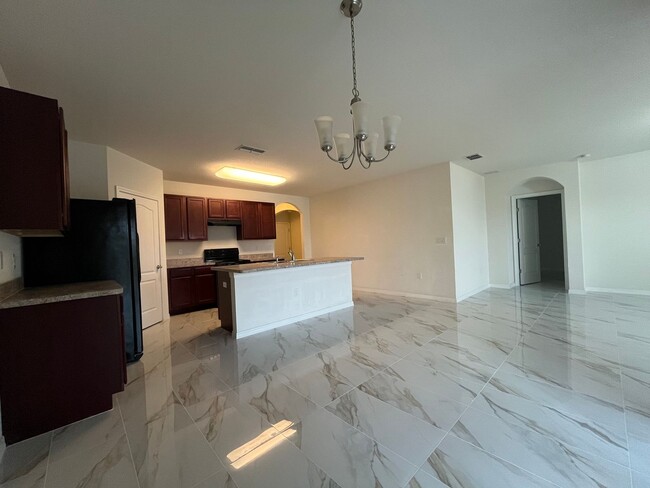 Building Photo - Modern 3 bed/2 bath home with brand-new fl...