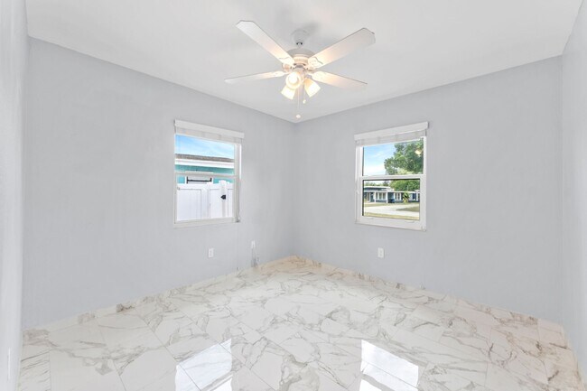 Building Photo - Stunning 3 BR/2 BA home in Heart of St. Pete!