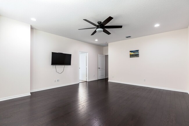 Building Photo - AMAZING 2 STORY HOME AVAILABLE AND BEAUTIFUL!