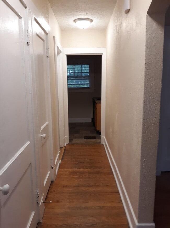 Building Photo - Cozy  2 Bedroom Home off Poplar Level