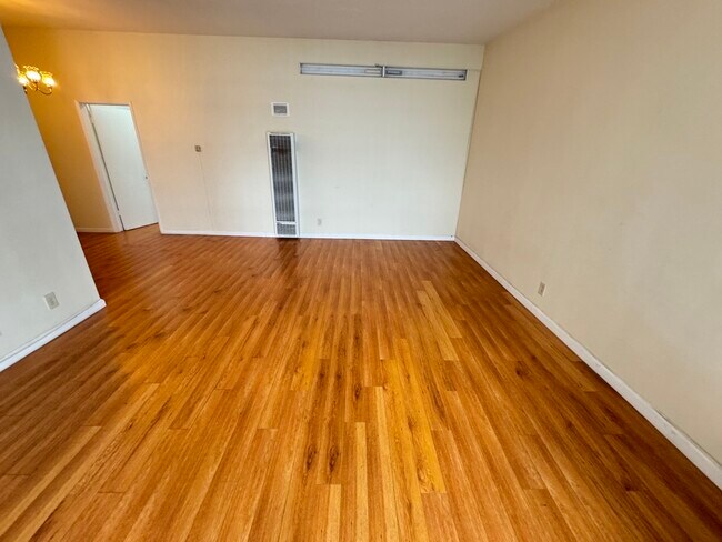 Building Photo - 521 S Manhattan Pl
