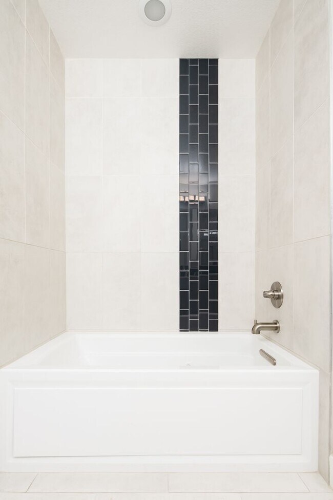 Building Photo - Modern 3 bed / 4 bath, 3 story townhome!