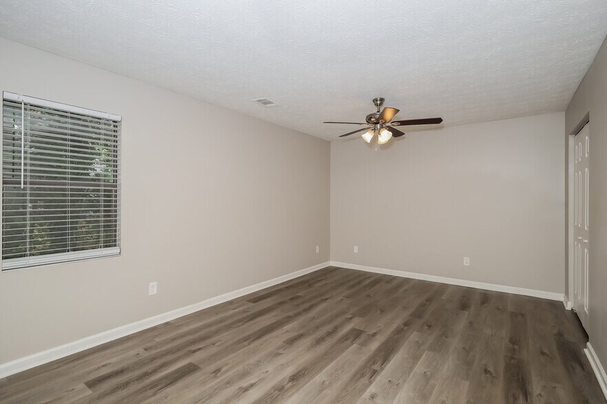 Building Photo - 4578 Old Lake Dr