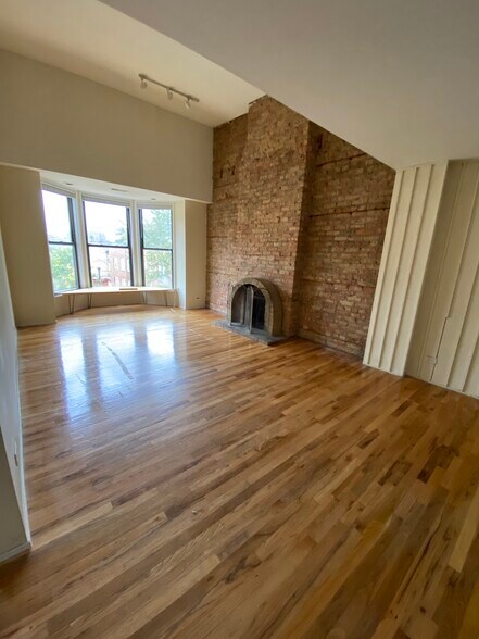 Building Photo - 606 W Surf St