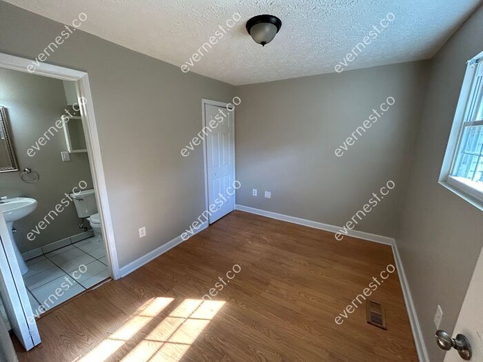 Building Photo - 2771 Skyland Dr NE