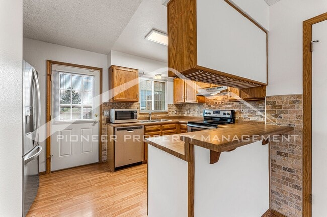 Building Photo - Spacious Townhouse with Central AC and Was...