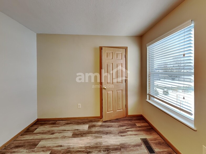 Building Photo - 353 W Hunters Dr