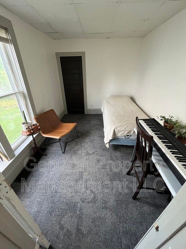 Building Photo - 4 bed 1.5 Bath near UWEC! Available June 1st