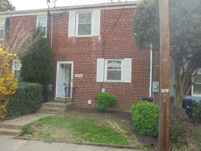 Building Photo - 2947 Sycamore St