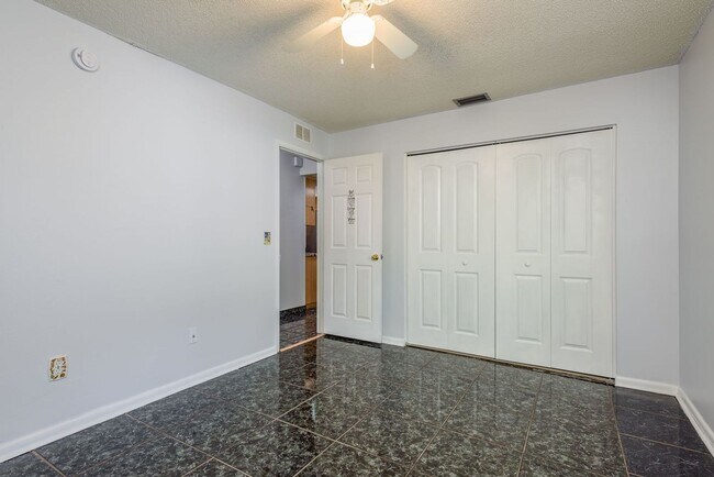 Building Photo - 4/2 Tampa Home