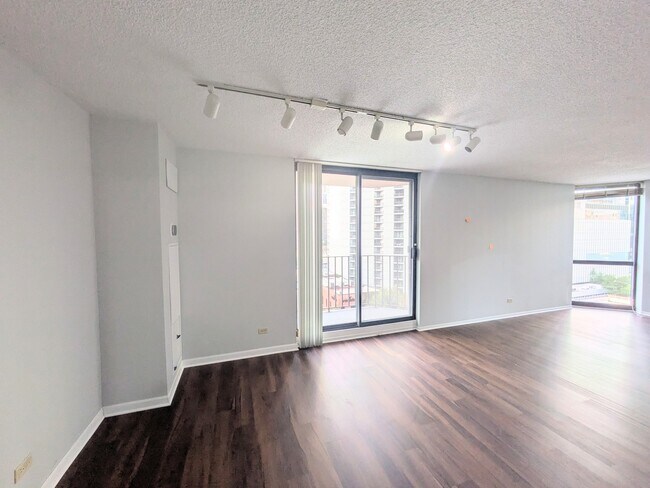Building Photo - 70 W Huron St