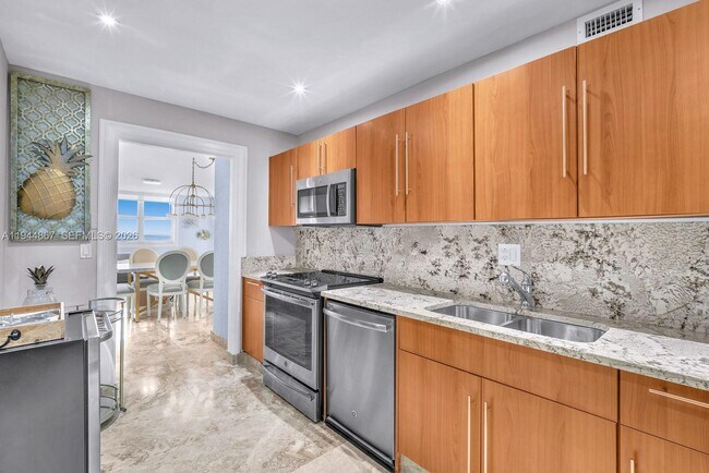 Building Photo - 3001 S Ocean Dr