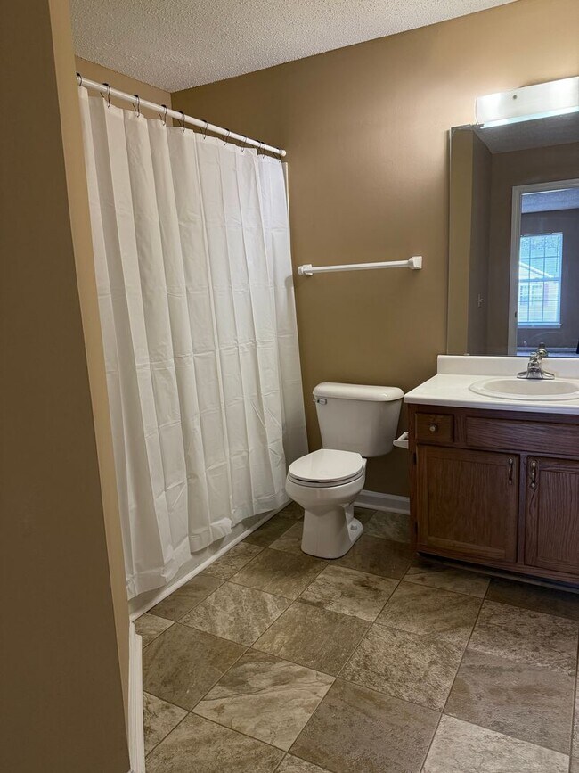 Building Photo - Spacious 2BR unit convenient to Guilford C...