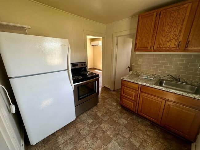 Building Photo - 1 Bedroom house on large lot in quiet neig...