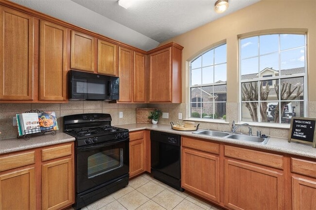 Building Photo - 1602 Village Townhome Dr