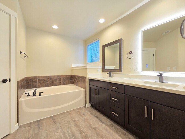 Building Photo - Bright & Spacious 4-Bedroom Home for Rent ...