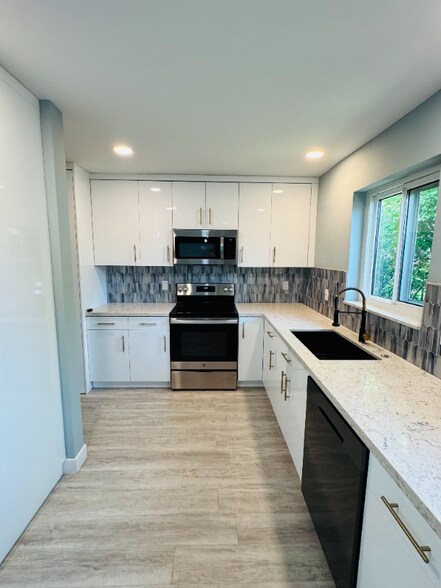 Building Photo - 2171 NE 62nd Ct