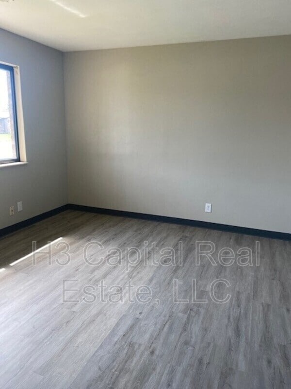 Building Photo - 303 Southgate Dr