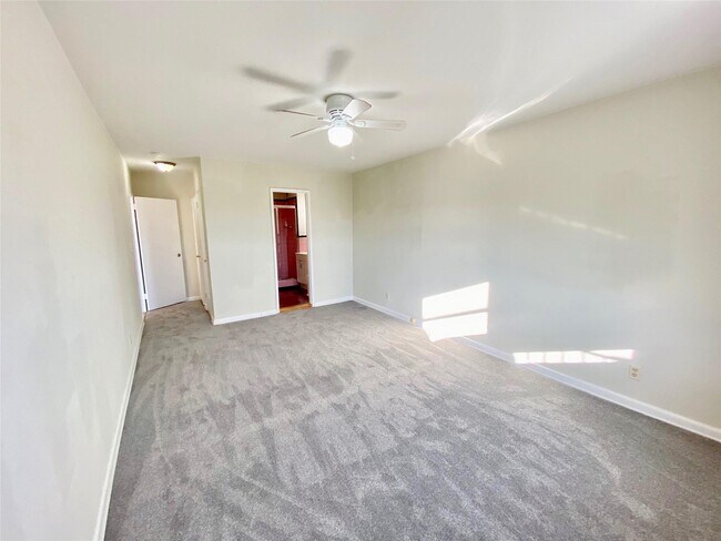 Building Photo - 1 Sadore Ln