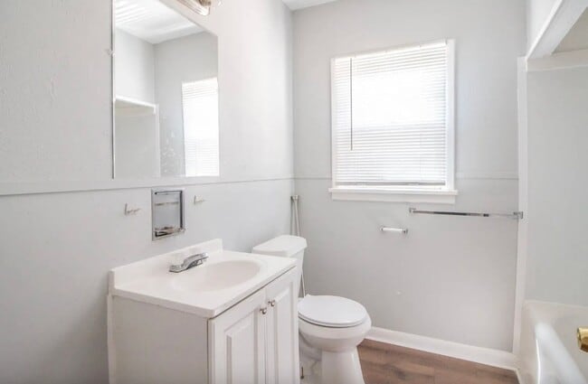 Building Photo - Great 3 Bedroom 1 bathroom house close to ...