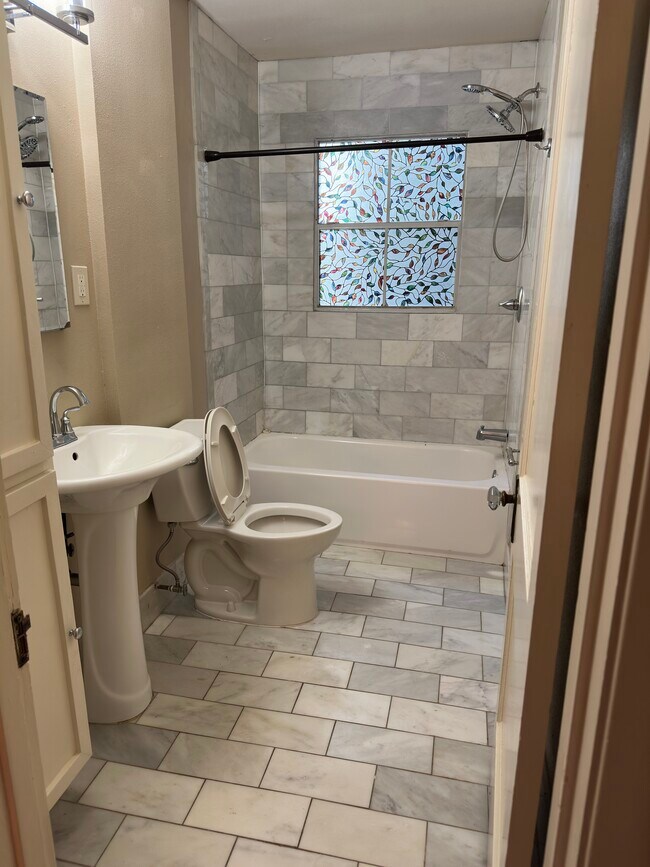 Building Photo - 906 N 6th St