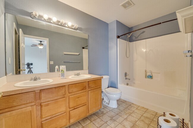 Building Photo - Spacious 3 bed, 2.5 bath home located in Wellington, CO